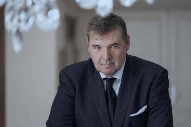 riches | interview with brendan coyle (gideon)
